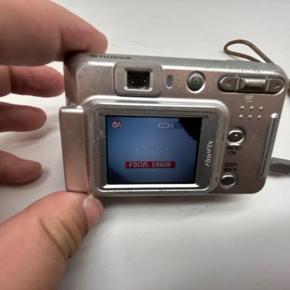 Fujifilm FinePix A400 Silver 4.1MP Digital Camera - AS IS Focus Error + 1GB xD